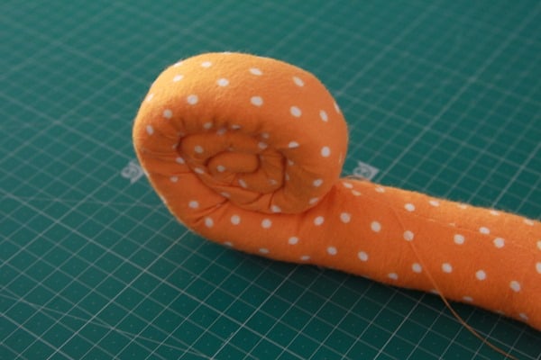 Sew a stuffed snail (10)