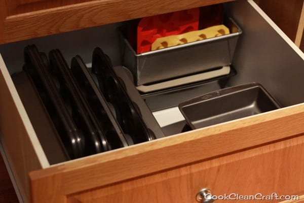 How to organize baking and muffin trays (1)