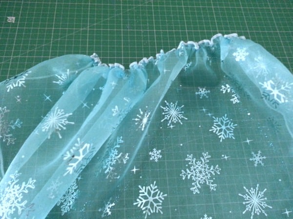 Sew a simple Elsa cape (3)