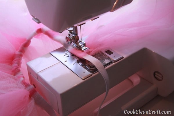 How to quickly sew a tulle tutu (4)