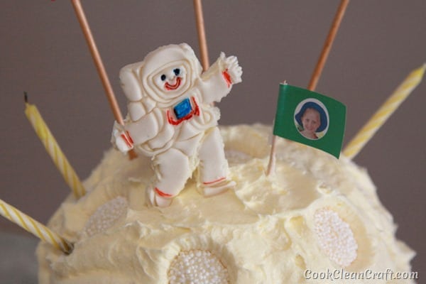 How to make a 3D moon cake with fondant astronaut