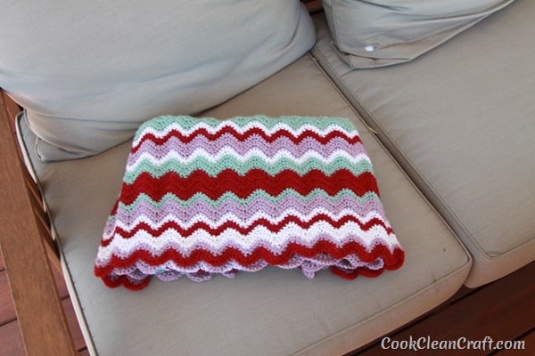 How to crochet a funky, Missoni-inspired ripple blanket in single crochet. Free crochet pattern.